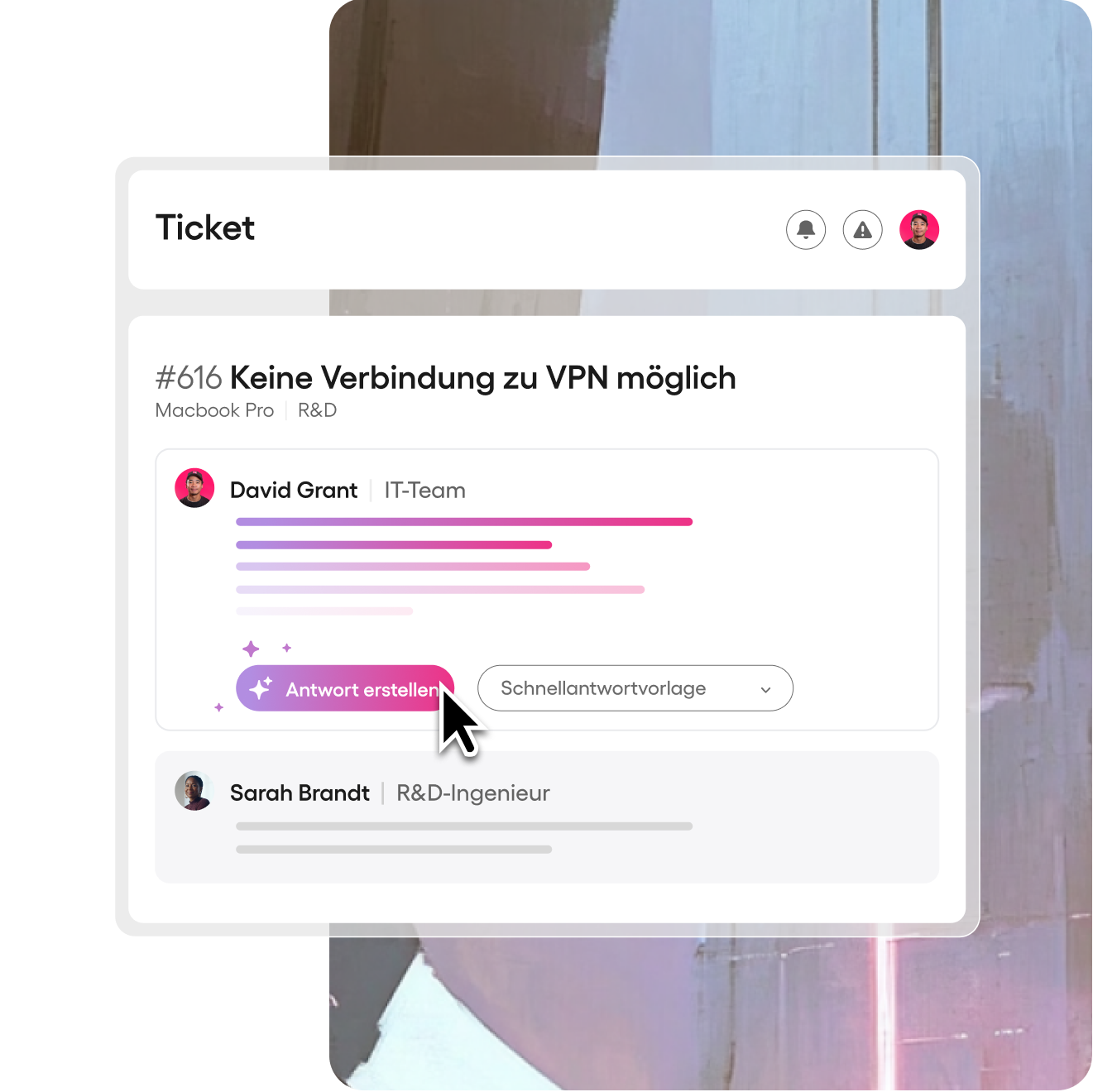 Ein IT-Techniker beantwortet ein Support-Ticket mit dem Titel „Keine Verbindung zu VPN möglich“, während ein Button „Antwort erstellen“ ausgewählt ist und der andere Button links davon 'Schnellantworvorlage' heisst.